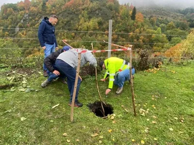 Specialistul măsoară dimensiunea găurii de la Barajul Tăul Mare cu o creangă - Foto: Captură video