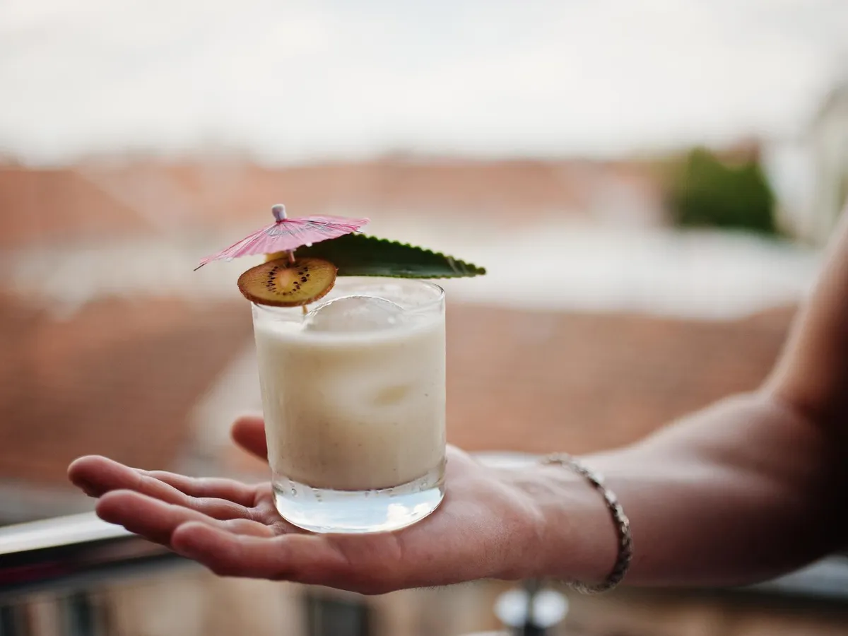 Cum se face un cocktail Piña Colada ca-n filme. Ce greșeli să eviți