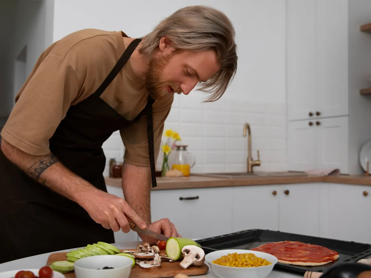 Bărbat care taie ciuperci - Foto: Freepik (Imagine cu rol ilustrativ)