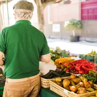 Lovitură pentru pensionarii care iau CARDURI de ALIMENTE. Au tăiat din produse și gramaj Foto: Freepik (fotografie cu caracter ilustrativ)
