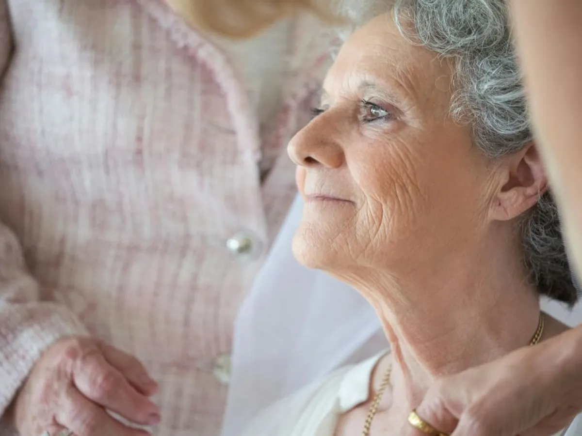 Portret al unei femei în etate cu părul argintiu - Foto: Pexels/Kampus Production