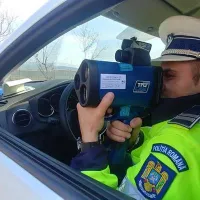 Doi tineri șoferi, prinși cu 165 km/h pe Autostrada Transilvania. / Foto: Inquam Photos