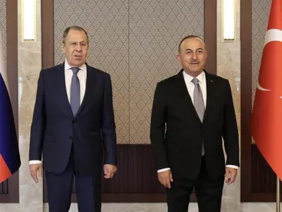 Mevlut Cavusoglu şi Serghei Lavrov / FOTO: https://www.trt.net.tr/