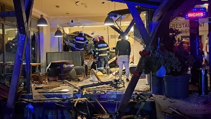 Un tânăr a zburat cu mașina într-un restaurant din Jucu Foto: ISU Cluj