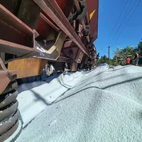 25 de tone de uree s-au scurs în timpul unui transport cu trenul. Garda de Mediu a dat amenzi Foto: DobrogeaTV