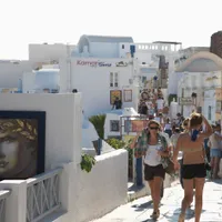 Una dintre insulele emblematice ale Greciei, invadată de turiști. Localnicii sunt exasperați - Foto: Profimedia images