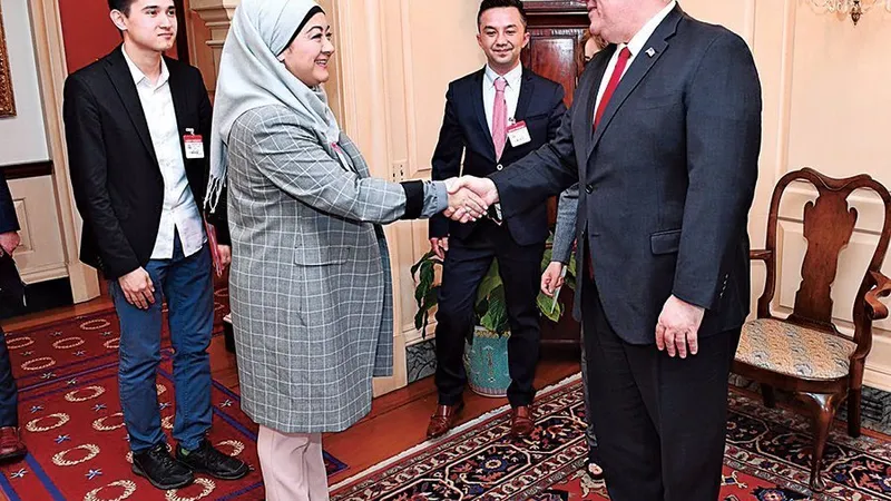 Secretarul de Stat Mike Pompeo se întâlnește cu reprezentanți uiguri în Washington D.C.