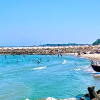 200 lei taxă de cearșaf la plajă. Complexul este deținut de un fost campion național de yachting Foto: facebook/Litoralul Marii Negre in Imagini (poza cu rol ilustrativ)