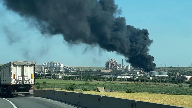 150 de tone de cauciuc, făcute scrum într-un incendiu puternic la un depozit din Medgidia - Foto: Facebook