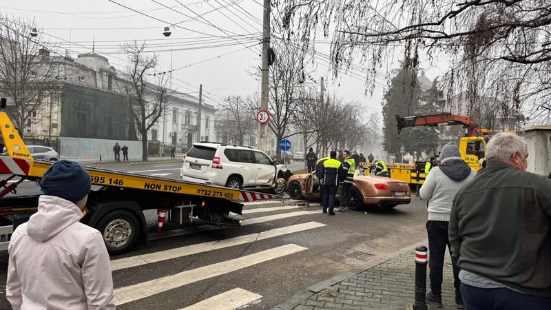 Bentley de 300.000 €, răsturnat în centrul Ploieștiului. A lovit și un Land Cruiser - Foto: Facebook/Generatia Lui John