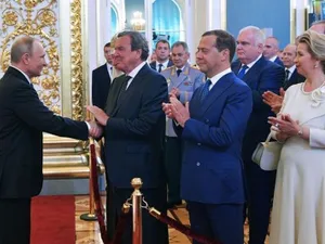 Vladimir Putin și Gerhard Schröder la Kremlin, înaintea festivității de depunere a jurămîntului la debutul ultimului mandat prezidențial al liderului rus, în mai 2018