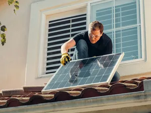 Panourile fotovoltaice de balcon reduc factura la curent cu 30% - Foto: Pexels (cu rol ilustrativ)