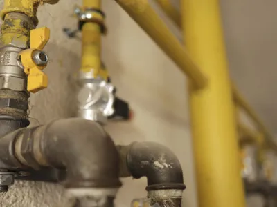 Locatarii contrazic varianta Distrigaz: „Pentru ca nu li s-au dat bani, au rupt sigiliul și au plecat. Mirosea a gaz până la etajul 7”