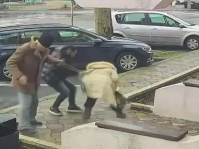 VIDEO Momentul în care doi soți au fost tâlhăriți la Cernavodă, filmat de camerele de supraveghere. Un suspect a fost prins