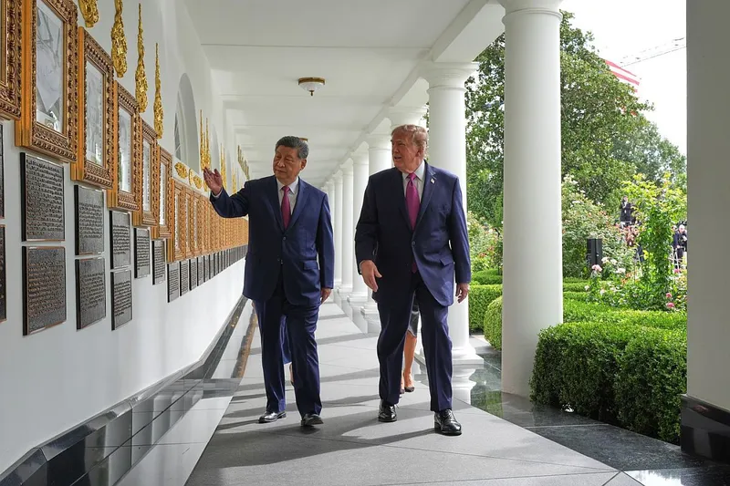 Azi, &icirc;n Washington. Președintele Donald Trump (dreapta) și președintele Chinei, Xi Jinping, vizitează Colonadele de la Casa Albă - Foto: Profimedia Images