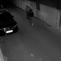 Cei doi tineri au sărit gardul Foto: camere de supraveghere