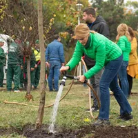 Gabriela Firea, pe când își făcea imagine de ecologistă, plantând copaci. Foto: Facebook