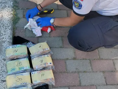 Bani descoperiți în microbuzul unui ucrainean - Foto: Poliția de Frontieră