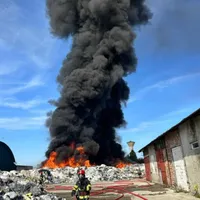 RO-ALERT după ce a izbucnit un incendiu la o hală de deșeuri și mase plastice - Foto: ISU MURES