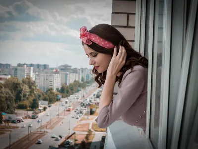 Femeie la balcon - Foto: Freepik