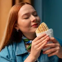Ce să mănânci când ai poftă de cipsuri, pâine și înghețată?  3 lucruri neștiute de cei cu burtă - Foto: Freepik.com (rol ilustrativ)