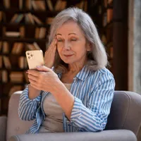 Escrocheria ”Bună, mamă!” îi lasă pe pensionari fără banii din pensie. Ce scrie în mesaj? - Foto: freepik (rol ilustrativ)