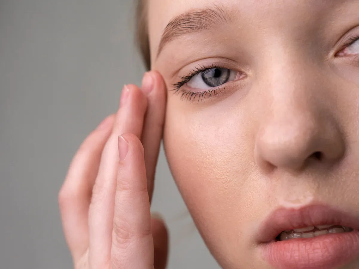 Femeie care stă cu mâna la ochi - Foto: Freepik (rol ilustrativ)