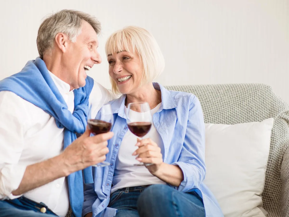 Cuplu de pensionari care servesc un pahar de vin - Foto: Freepik (Imagine cu rol ilustrativ)