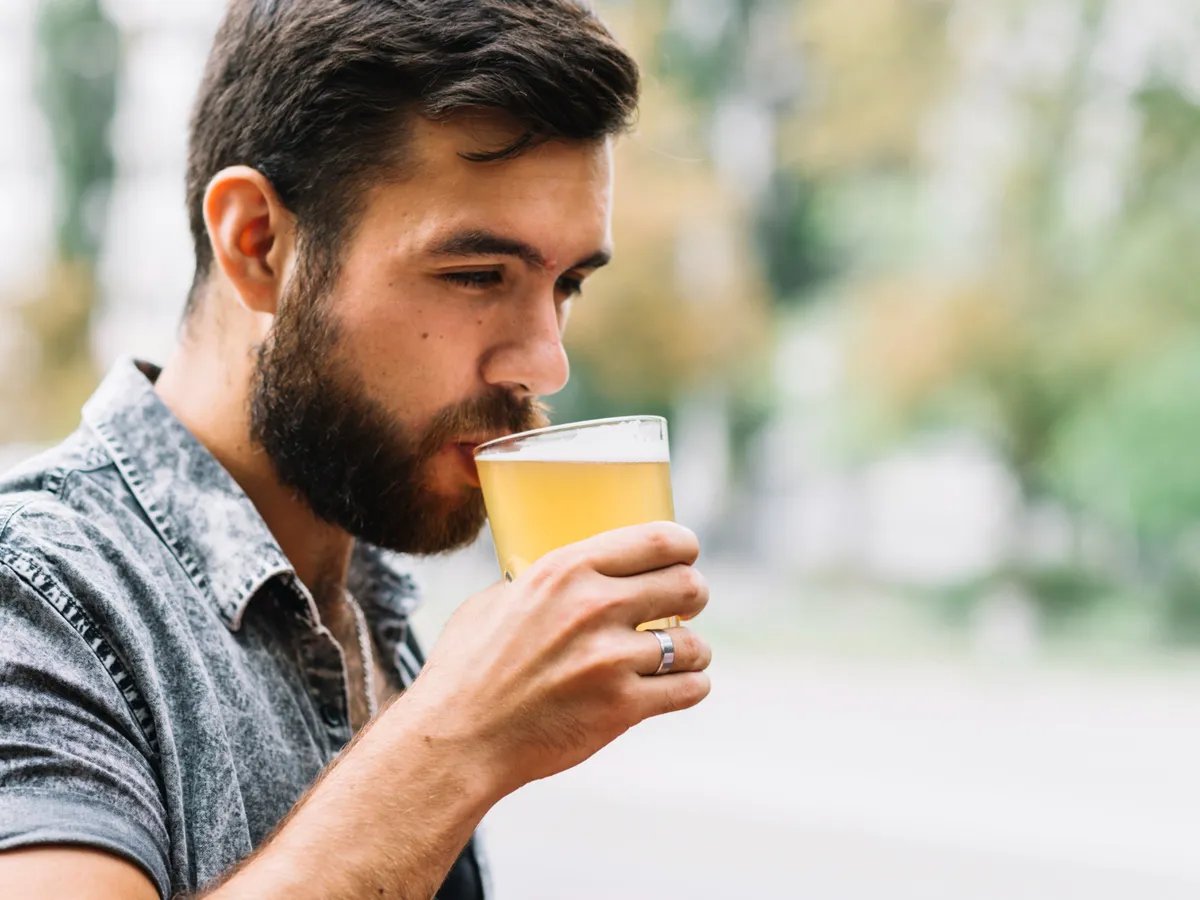 Acest tip de bere îl poți face la tine acasă. Se lasă la fermentat 5 zile în întuneric. Rețeta pas cu pas