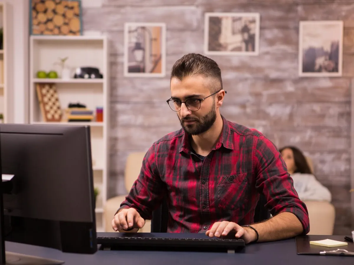Un IT-ist spune că a mințit în CV și a fost angajat și promovat. ”Acum e momentul în care regret” - Foto: Freepik (rol ilustrativ)