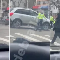 O polițistă, subinspector la Biroul Rutier din cadrul IPJ Brăila, a devenit virală pe rețelele de socializare, după ce a făcut „spectacol de pantomimă” încercând să dirijeze circulația într-o intersecție. / Foto: debraila.ro