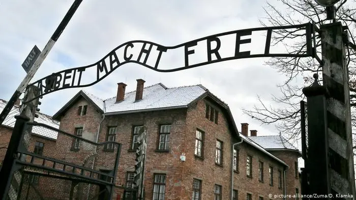 Intrarea în lagărul de la Auschwitz/FOTO: dw.com