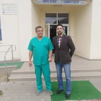 Laurentiu Belușică (stânga fotografiei), împreună cu medicul Horia Mocanu, la spitalul din Găești Foto: Facebook