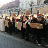 VIDEO Studenții din Cluj Napoca au protestat pentru a continua școala online. Chiria e foarte scumpă / Cluj24.ro