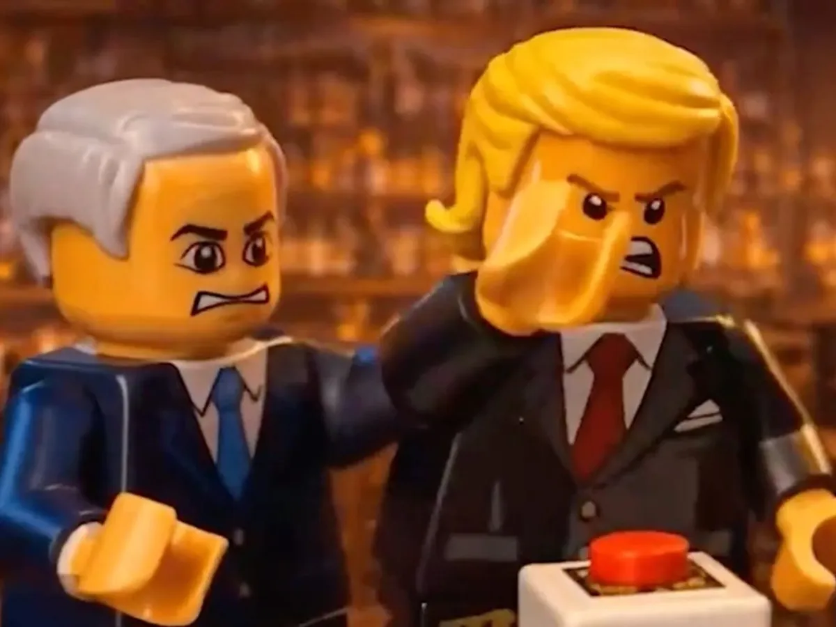 Cum lucrează propaganda: Versiuni LEGO ale lui Trump și Netanyahu lângă o reprezentare a diavolului