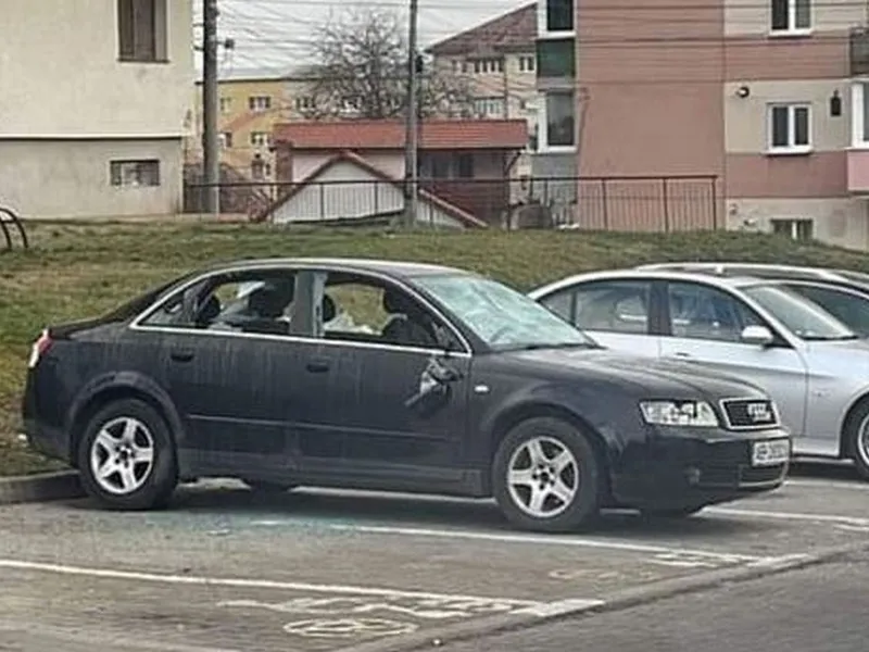 Bărbatul a călcat strâmb, soția i-a spart geamurile, farurile, stopurile și oglinzile la Audi. / Foto: mytex.ro