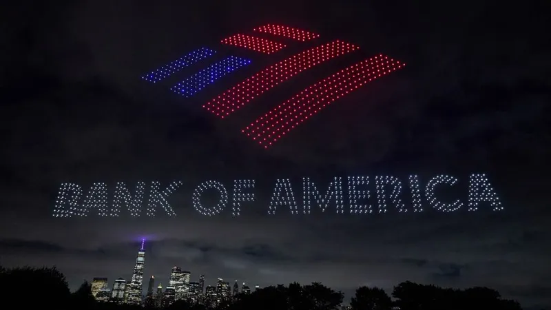 O imagine a Bank of America e afișată pe linia orizontului, în Manhattan, de 1500 de drone, în cadrul unui spectacol FIFA cu drone - Foto: Profimedia Images