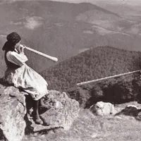 Legenda zânei și a ouălor de aur de pe Muntele Găina. Moții s-au deghizat în femei ca să le fure - Foto: Wikimedia Commons/ Imagine cu caracter ilustrativ