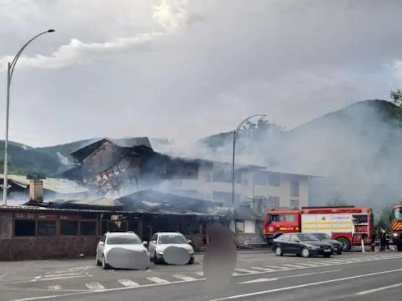 Pompierii s-au luptat cu flăcările vreme de șase ore - Foto: ISU Caraș Severin