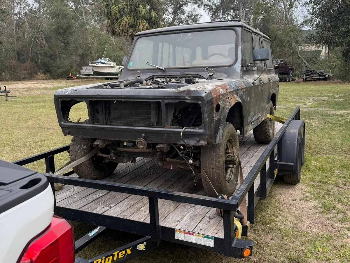 FOTO Cu ce se lăuda un ARO 244 Hunter făcut pentru SUA. Motor de Chrysler de 2.5 litri, de 120 cai, și AC