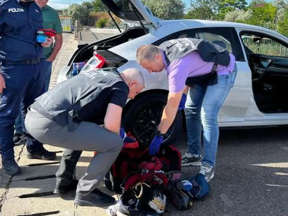 Șofer prins pe autostrada A2 conducând drogat la volan: Consumase cocaină. Ce avea în mașină - Foto: IGPR
