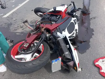 Un motociclist de 36 de ani a murit. O dubă i-a tăiat fața și s-a înfipt în ea - Foto: infotraficromania.ro