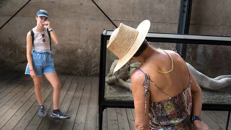 Turistă privind rămășițele unei femei de 23 ani prinsă în erupția Vezuviului, în Pompei, în anul 79 - Foto: Mugur Vărzariu