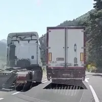 TIR-uri în depășire - Foto: Facebook
