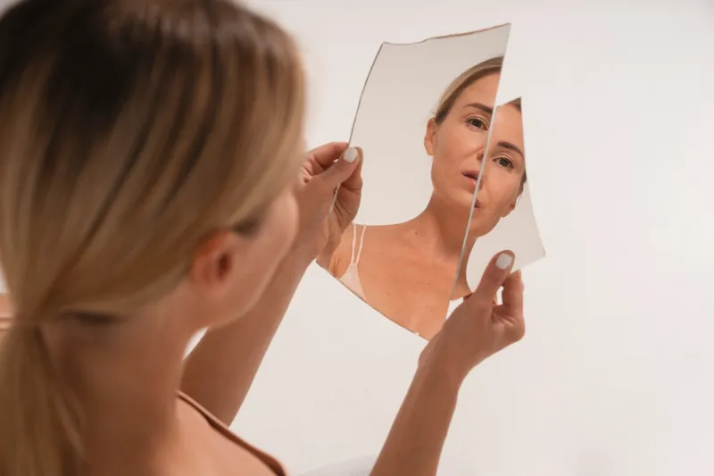 Femeie cu oglinda spartă - Foto: Freepik (Imagine cu rol ilustrativ)