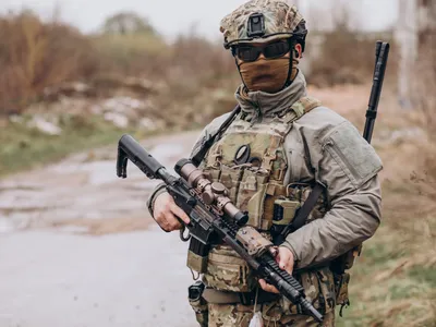 Soldat care ține arma - Foto: Freepik (Imagine cu rol ilustrativ)