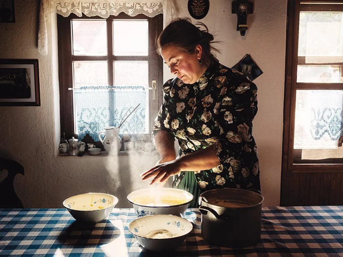 Româncă de origine  maghiară, gătind o prăjitură în satul Mădăraș