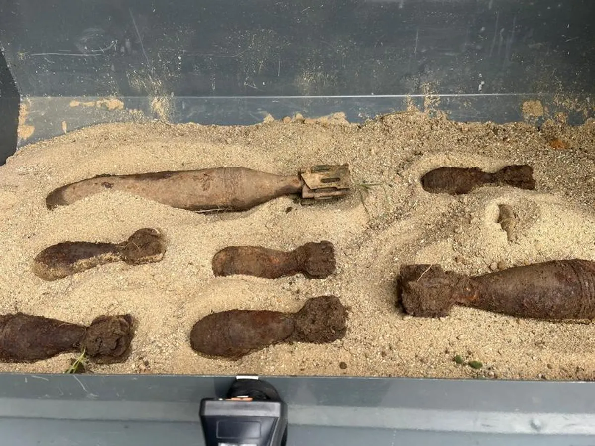 7 bombe din Al Doilea Război Mondial, descoperite pe un teren de lângă o staţie de autobuz în Bihor - Foto: News.ro.