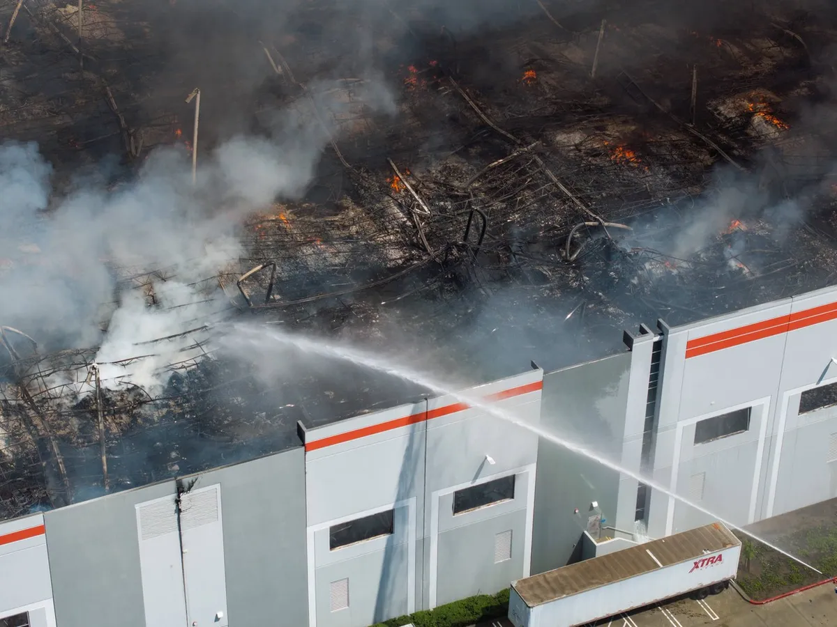 Incendiu devastator la o fabrică de hârtie igienică. Cel care a dat foc, arestat: „Trebuia să ne plătiți”