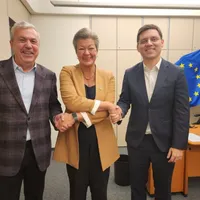 Europarlamentarii Dan Nica și Victor Negrescu au obținut promisiunea comisarului Ylva Johansson că Suedia va susține aderarea României la Schengen- Foto: PSD